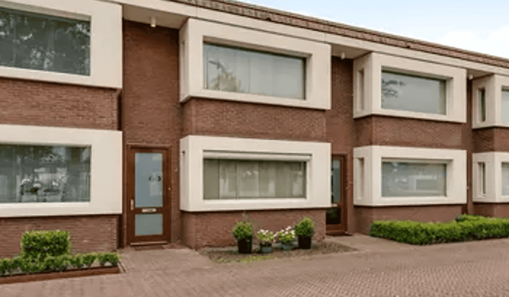 Tussenwoning met tuin en overdekte parkeerplaats