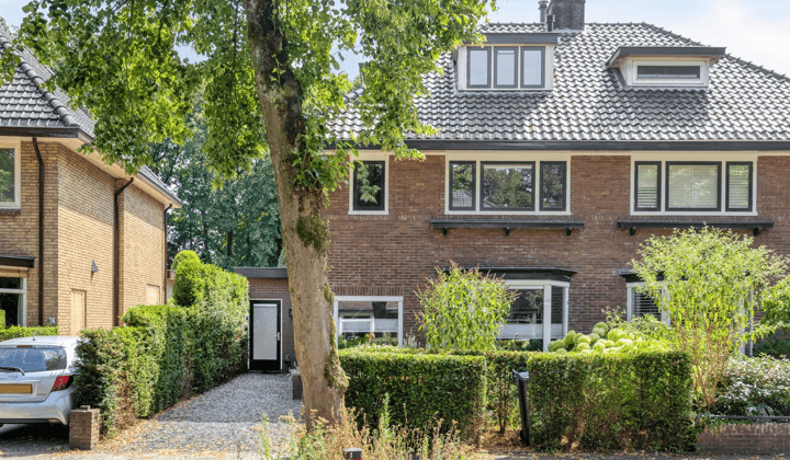 Gemeubileerde ruime twee-onder-een-kapwoning met tuin