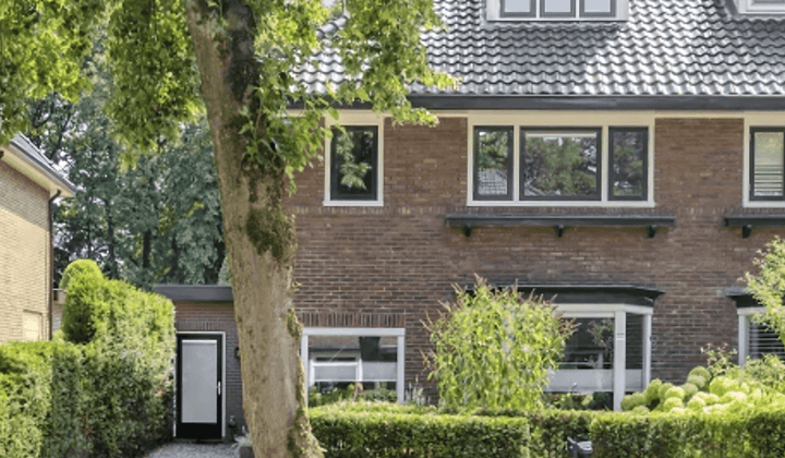 Ruime twee-onder-een-kapwoning met tuin en wasmachine, volledig gemeubileerd