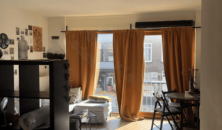 Gestoffeerde studio met aparte slaapkamer en balkon