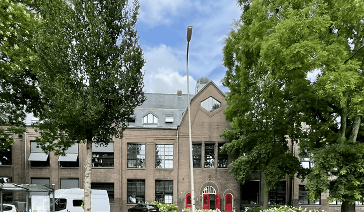 Studio met parkeerplaats in monumentaal pand