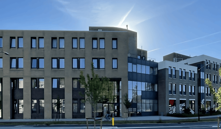 Gestoffeerde studio met balkon en inloopdouche