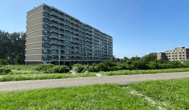 Gemeubileerd appartement met balkon en uitzicht