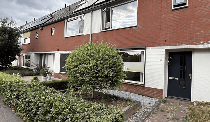 Tussenwoning gestoffeerd met tuin en parkeerplaats