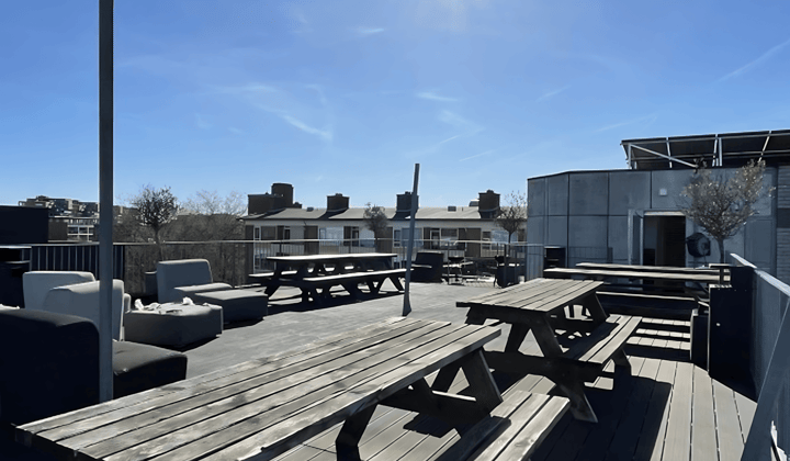 Studio gestoffeerd met balkon en inloopdouche