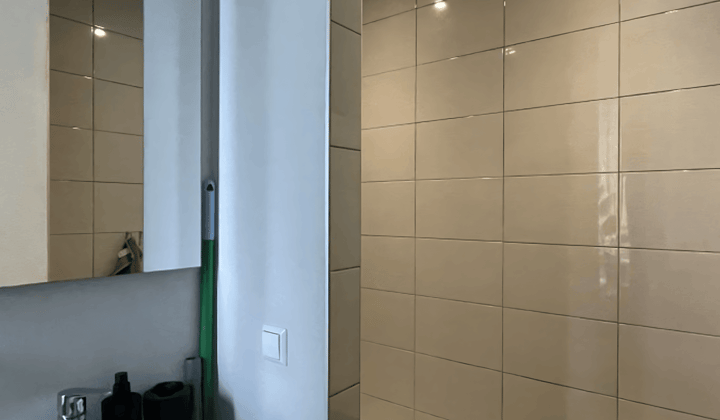 Gestoffeerde studio met balkon en wasmachine