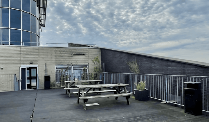 Gestoffeerde studio met balkon en inloopdouche