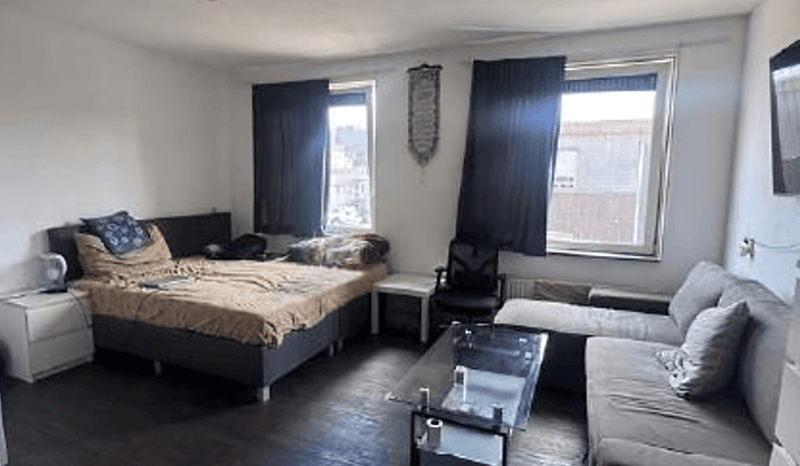 Gemeubileerde studio met privébadkamer en parkeerplaats