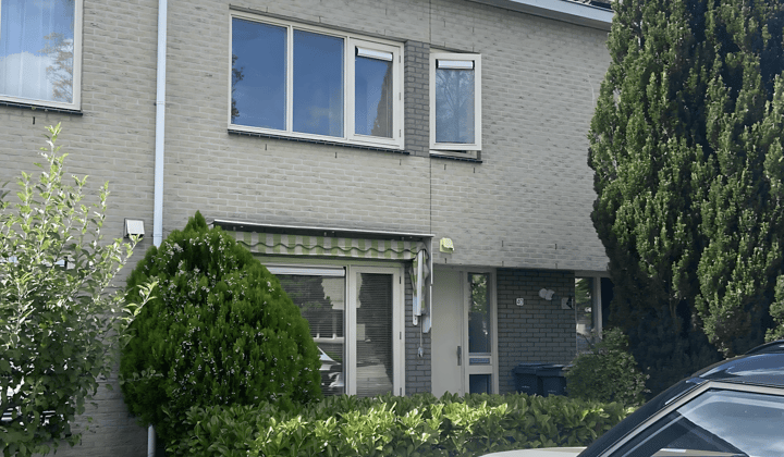 Gemeubileerde eengezinswoning met tuin en vier slaapkamers