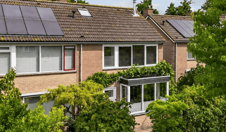 Gemeubileerde hoekwoning met tuin en tuinhuis