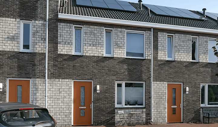 Tussenwoning met drie slaapkamers, gestoffeerd