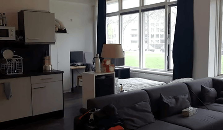 Gemeubileerde studio met eigen keuken en gedeelde wasruimte