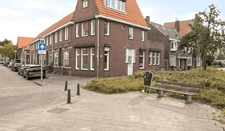 Gestoffeerde hoekwoning met 3 kamers en balkon