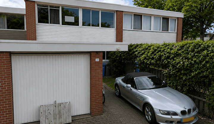 Ruime gezinswoning met tuin en vier slaapkamers deels gestoffeerd