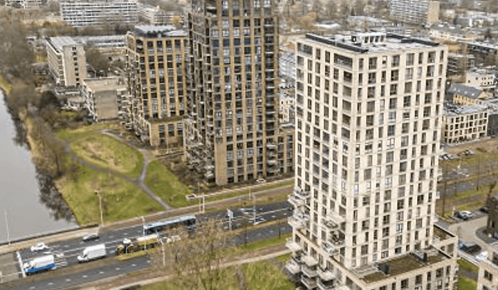 Licht 3-kamer appartement met balkon en eigen parkeerplaats