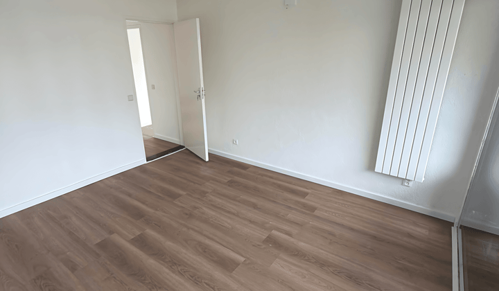 Gestoffeerde studentenkamer met balkon en wasmachine