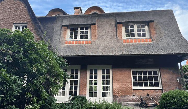 Gemeubileerde monumentale hoekvilla met tuin en vrije blik