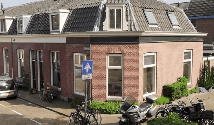 Gemeubileerde hoekwoning met binnenplaats en 2 slaapkamers
