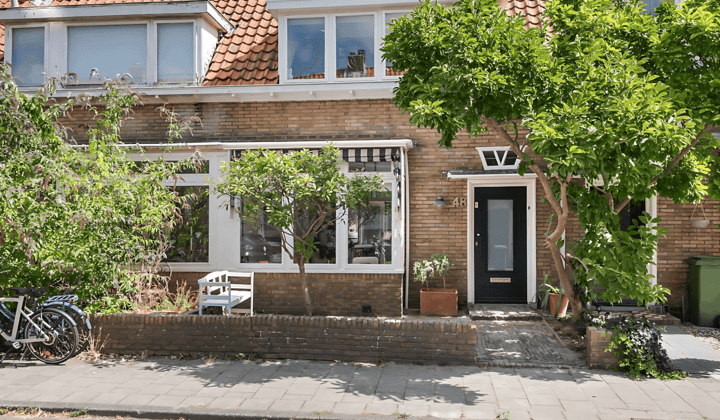 Gestoffeerde eengezinswoning met tuin en multifunctioneel tuinhuis