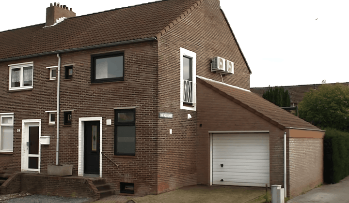 Tussenwoning met tuin en parkeerplek, gestoffeerd