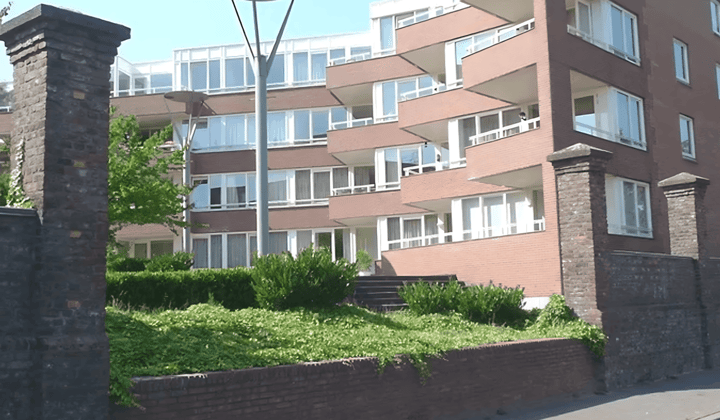 Gemeubileerd appartement met balkon en privéparkeergelegenheid