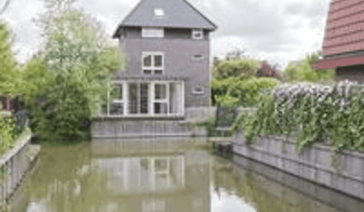 Gestoffeerde eengezinswoning met tuin en parkeerplaats
