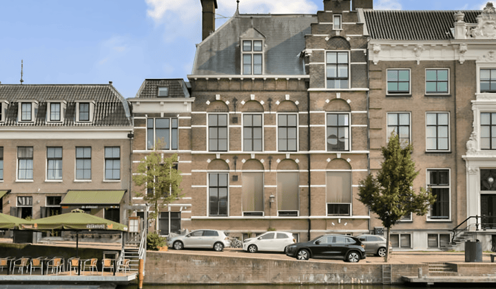 Gerenoveerd appartement met parkeerplaats en monumentale kenmerken