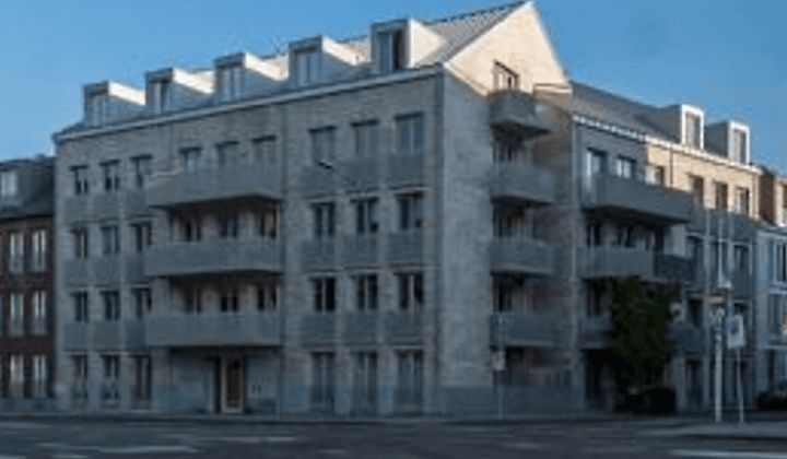 Jong appartement met balkon en privéparkeerplaats