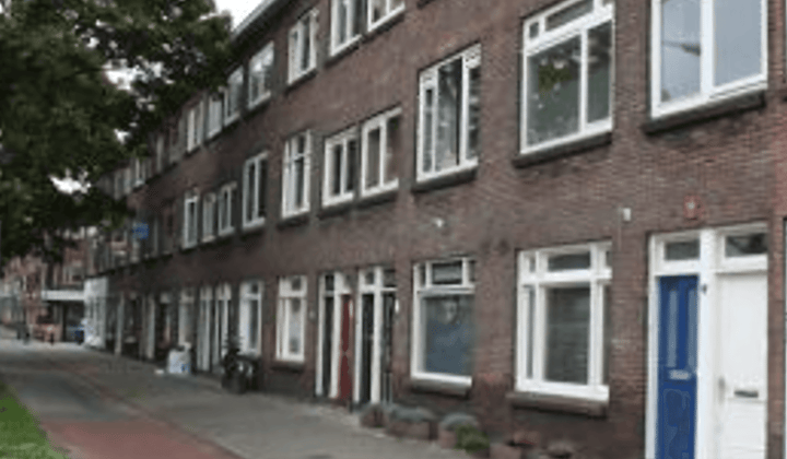 Karakteristieke jaren ’30 maisonnette met balkon en parkeerplek gemeubileerd en gestoffeerd