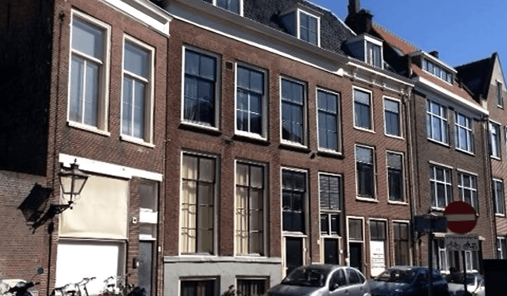 Gestoffeerde studio met wasmachine en centrale ligging