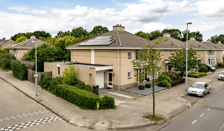 Ruime eengezinswoning met parkeerplaats en 4 slaapkamers