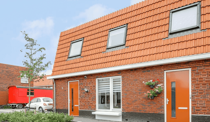 Hoekwoning met tuin en drie slaapkamers, gemeubileerd en langetermijnhuur