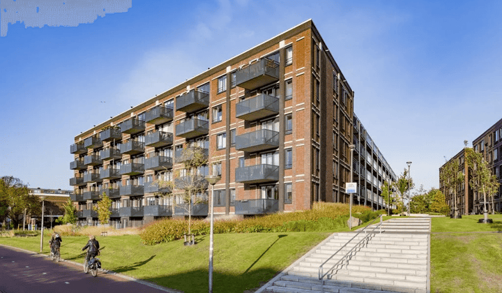 Galerijflat met balkon en privéparkeerplaats