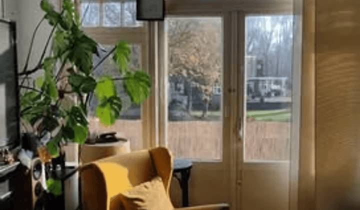 Gemeubileerde studio met balkon en parkeerplaats