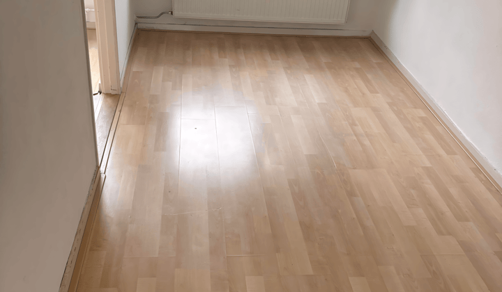Kaal kamer met gedeelde voorzieningen en voorkeur voor rustige huurster