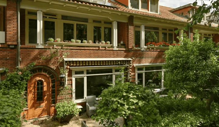 Gemeubileerd monumentaal huis met balkon en tuin
