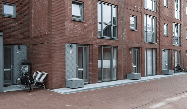 Ruime tussenwoning met tuin en parkeergelegenheid