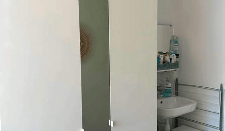 Kamer met wasmachine in gedeeld huis voor werkenden