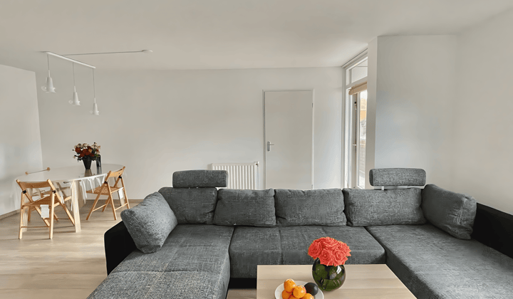 Gemeubileerde kamer met balkon en wasmachine