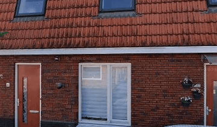 Hoekwoning met tuin en wasmachine, gestoffeerd, parkeren mogelijk