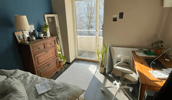 Kamer met balkon en gedeelde woonruimte tijdelijk te huur