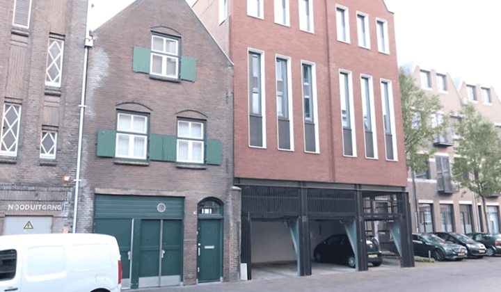 Gestoffeerd appartement met balkon en privéparkeerplaats