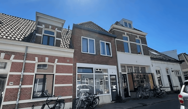 Gestoffeerde studentenkamer met eigen wastafel