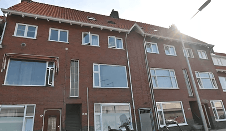 Gestoffeerde studentenkamer met balkon
