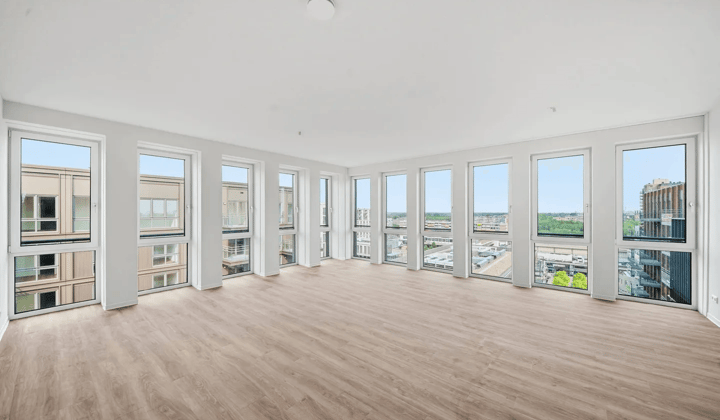 Penthouse appartement met drie slaapkamers en balkon, gemeubileerd