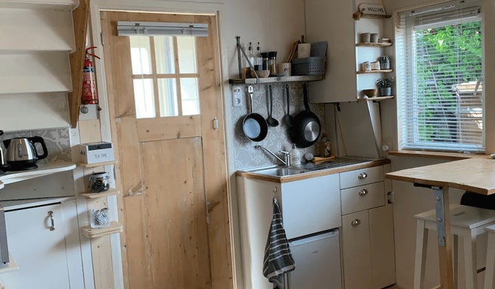 Tiny house met tuin, parkeerplek en moderne douche