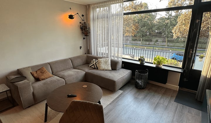 Maisonette met Balkon en Gemeubileerd, Parkeren Inclusief