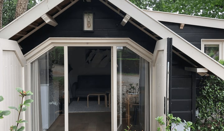 Tiny house met tuin, parkeergelegenheid en wifi, gemeubileerd en geschikt voor lang verblijf