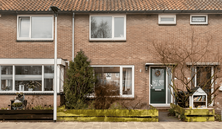Tussenwoning met tuin en parkeerplaats, gestoffeerd en tijdelijk