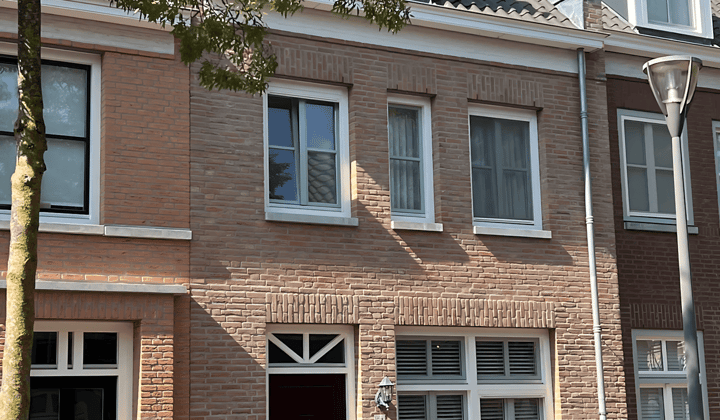 Gemeubileerd tijdelijk huis met tuin en parkeerplaats